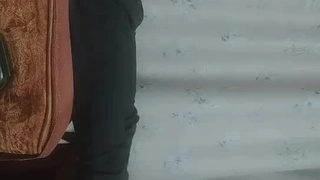 胸部丰满的少女有着大屁股,被猛烈地操