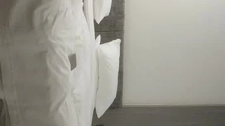 气质戴眼镜御姐范嫂子和两个年轻小伙在拆迁工地的厨房灶台上淫乱