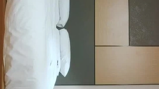 巨大的阴茎和灵活的少女在热辣的1on1骑乘中