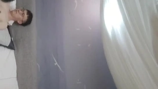 两个业余女同性恋在公共场合探索假阳具性爱