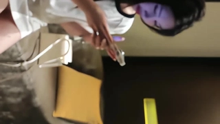 屌丝男无聊打手枪看到妹妹硬上