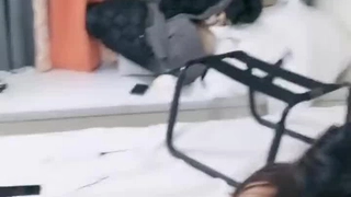 学生情人在厨房地板上被舔和操她的阴道