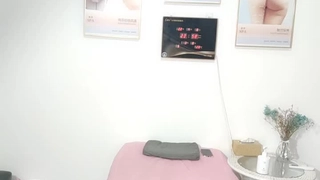 Emo男孩被吸吮并猛烈射精