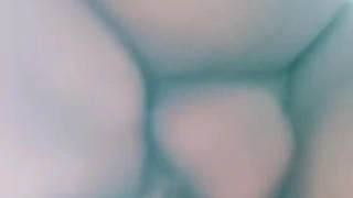 这个金发学生被操得淫水直流,屁股里也装满了精液