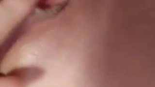 年长和年轻的二人组沉迷于热辣的继女和继父行动