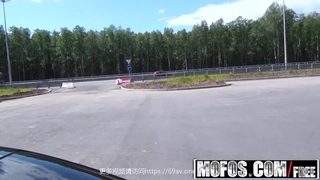 我们是要继续玩扭扭乐，还是你终于要开始草我们了？ -两个女孩和男闺蜜