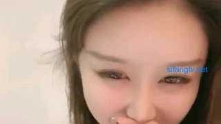小巧的欧洲少女展示她娇小的身材和玩具
