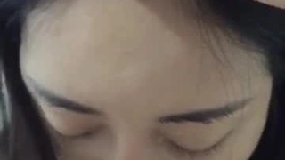 试着把一根粗大的肉棒塞进她的小穴 - Eva Elfie