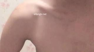 性欲旺盛的业余女孩在Tinder约会中被年长的男人狠狠地操